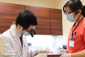 歯科治療中の清水 雄一郎